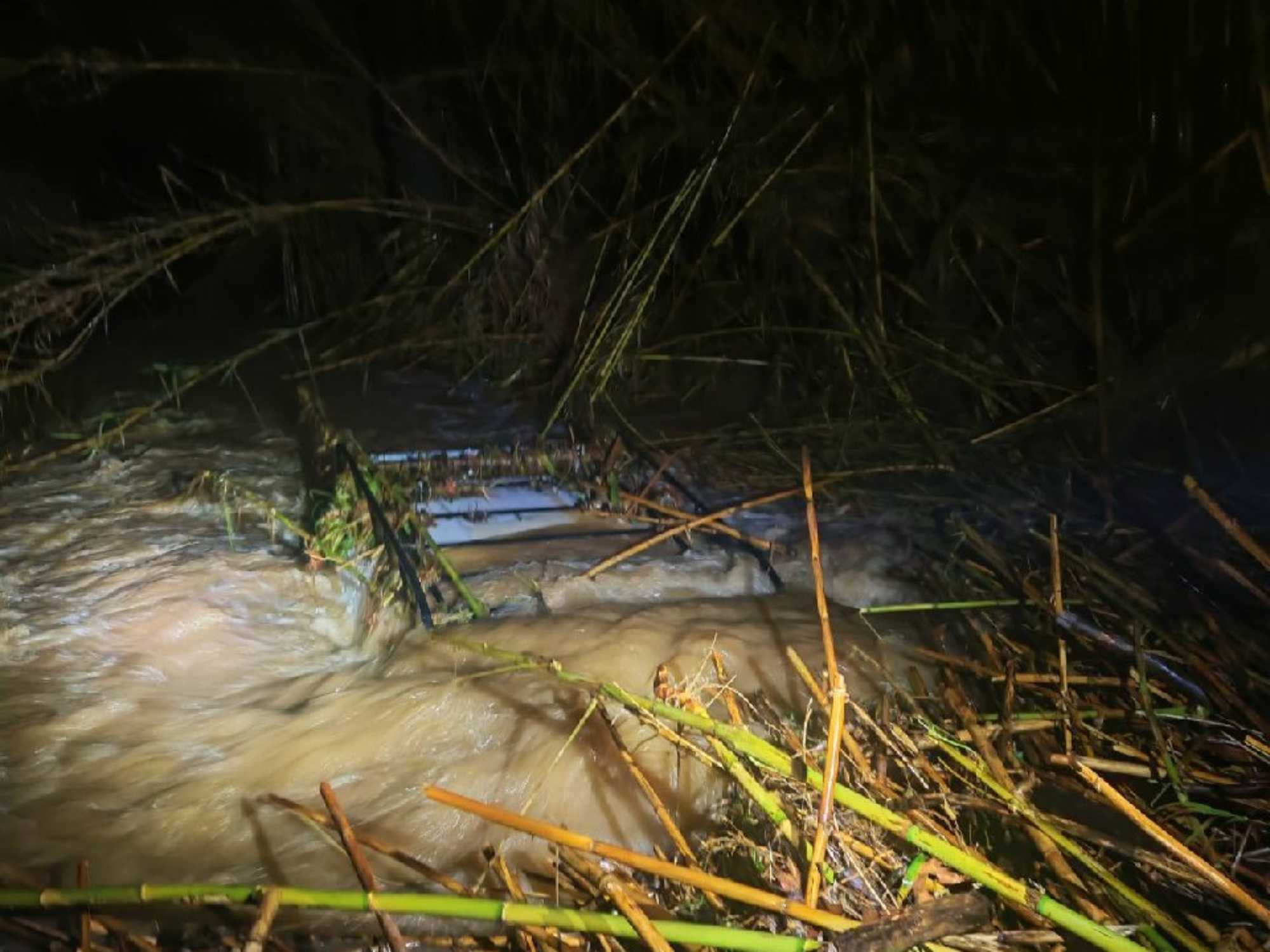 Troben el cotxe del repartidor de pa desaparegut a Palau-sator, però l'aigua no permet veure si l'home és dins