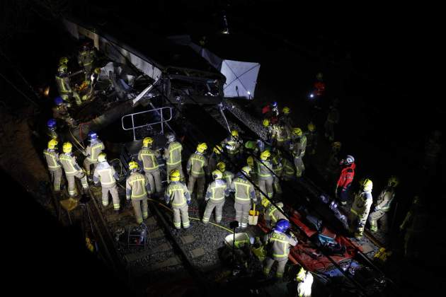 Bombers accident tren Gelida / EFE/Alberto Estévez