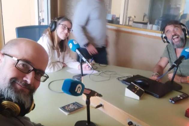 Mabel Montes, con compañeros en la radio gallega IG