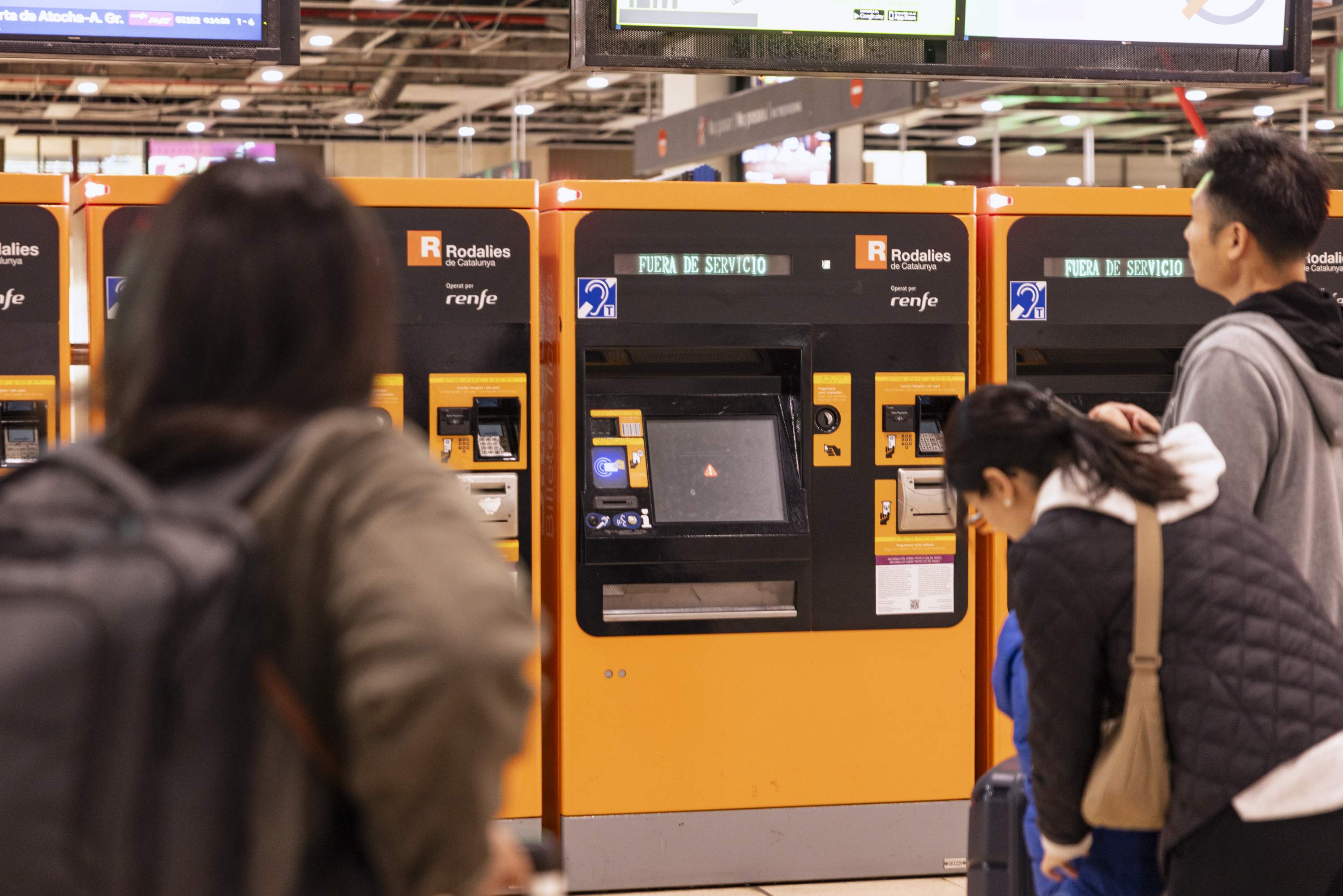 El pleno de Barcelona reprueba a Illa, y de rebote a Collboni, por la crisis de Rodalies