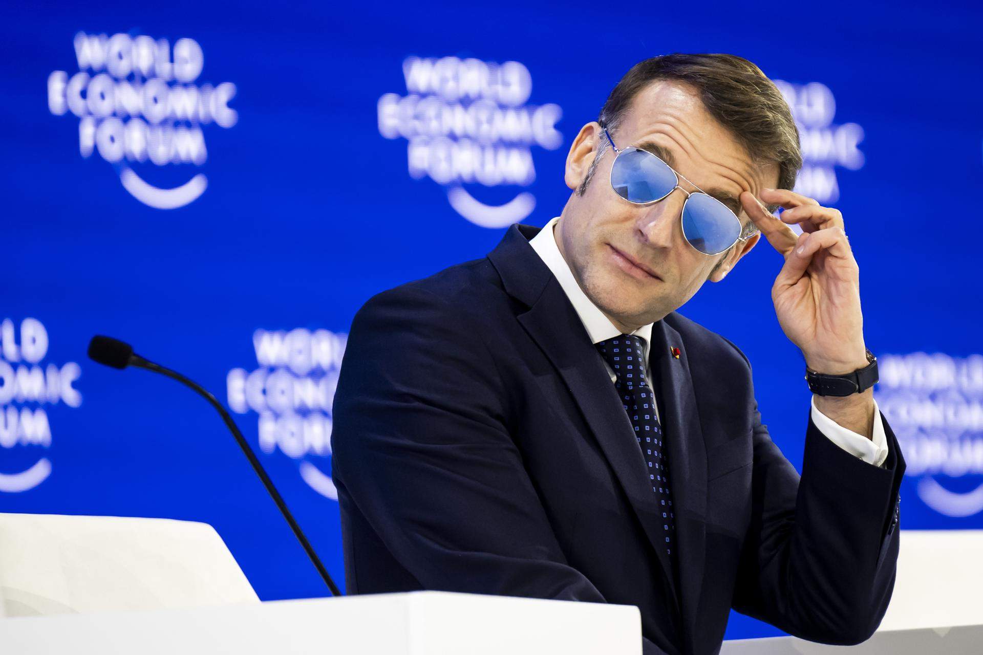 Per què Macron feia servir ulleres de sol durant el seu discurs a Davos?