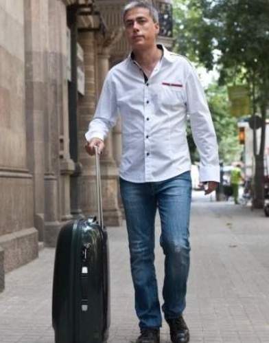 L'Albert Om, amb la seva maleta a 'El Convidat' TV3