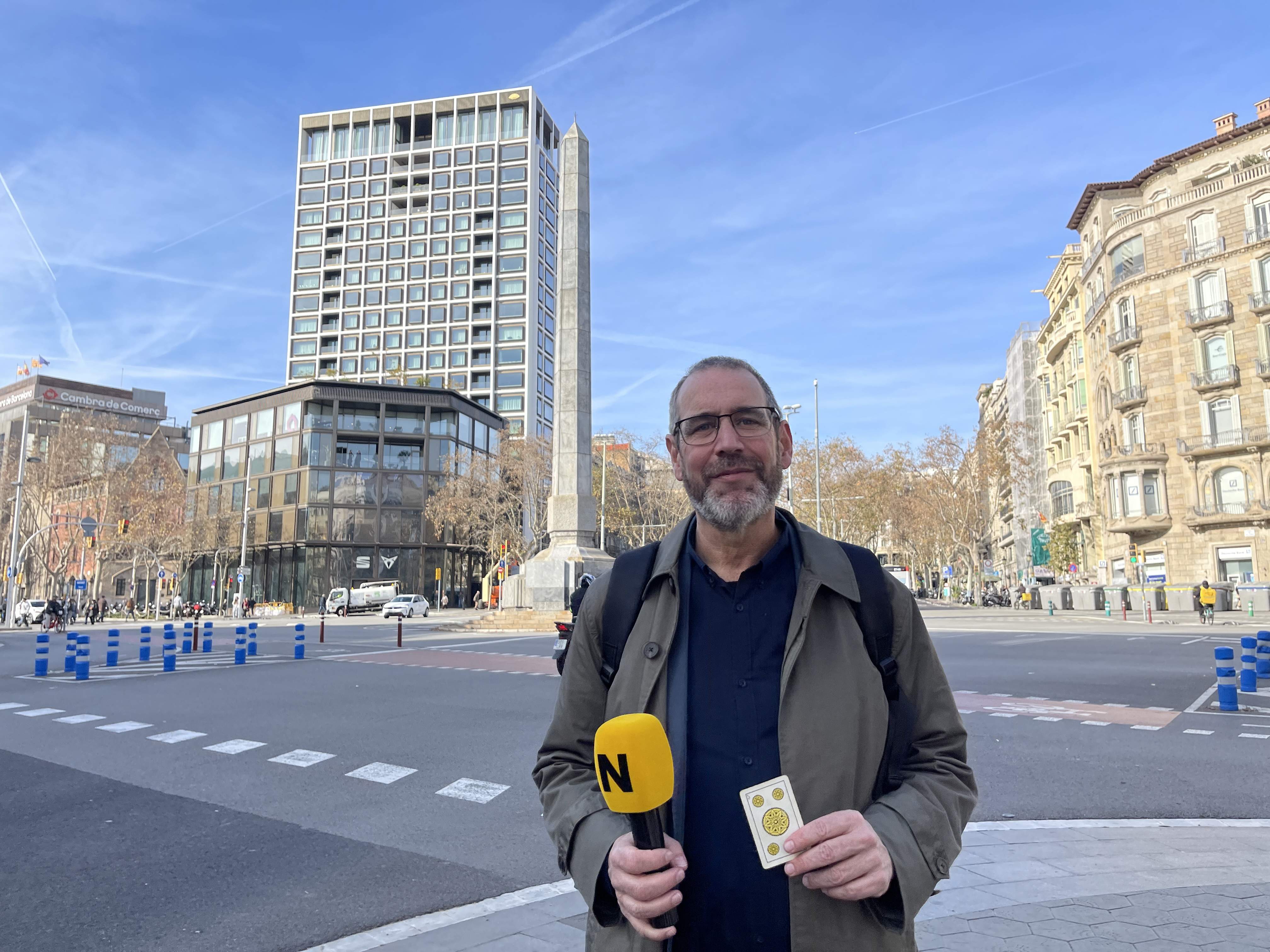 El Cinc d’Oros, una plaça amb nom de carta i estàtua viatgera