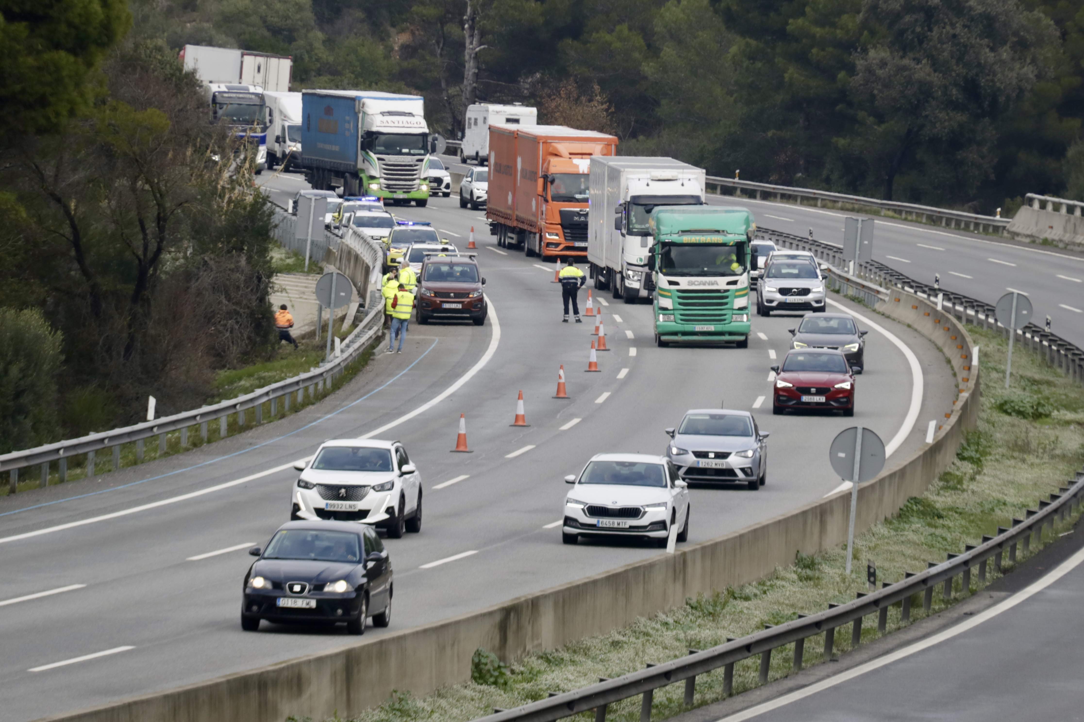 Cortarán la AP-7 en Martorell en sentido sur por el riesgo de derrumbe tras el accidente de Rodalies