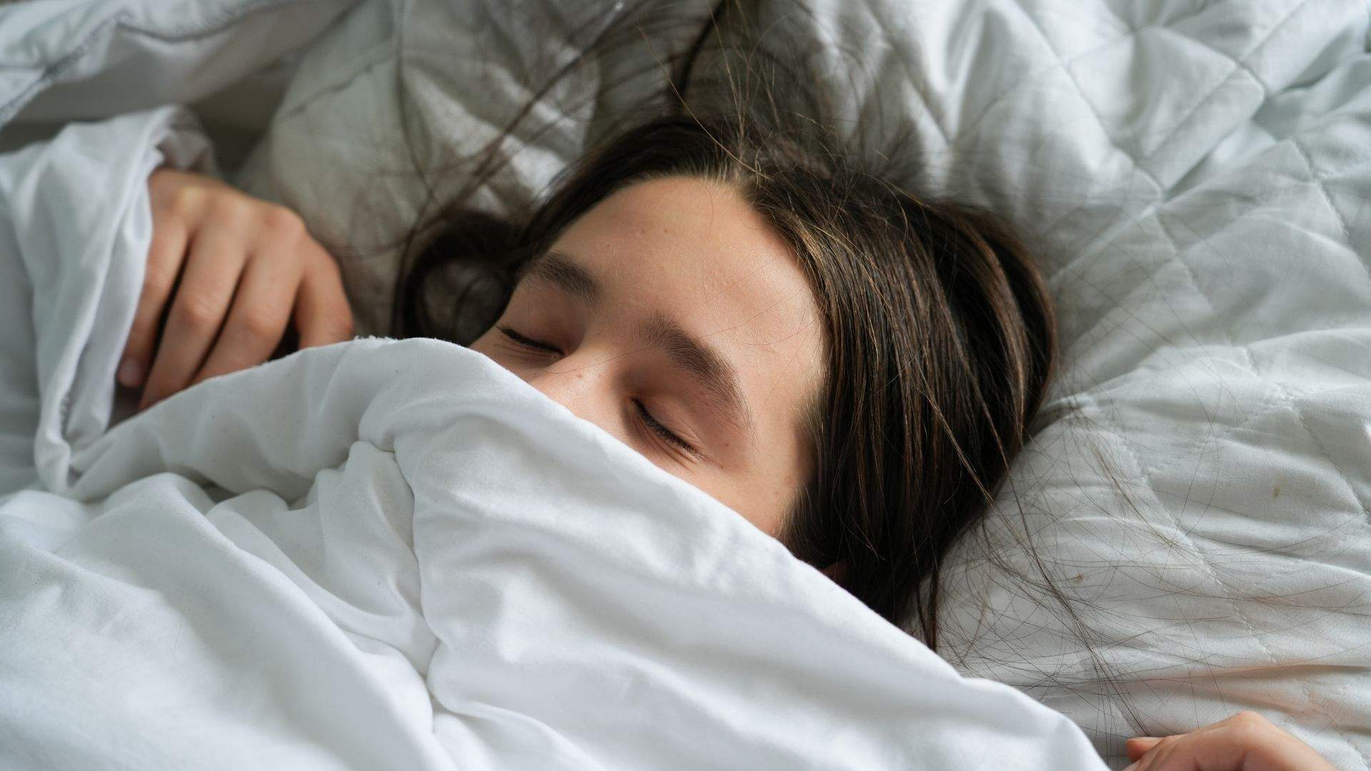 Dormir més el cap de setmana: l'hàbit que millora l'ànim de molts adolescents