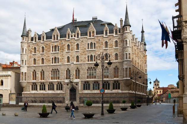 La Casa de los Botines de Antonio Gaudí en León xavi lopez
