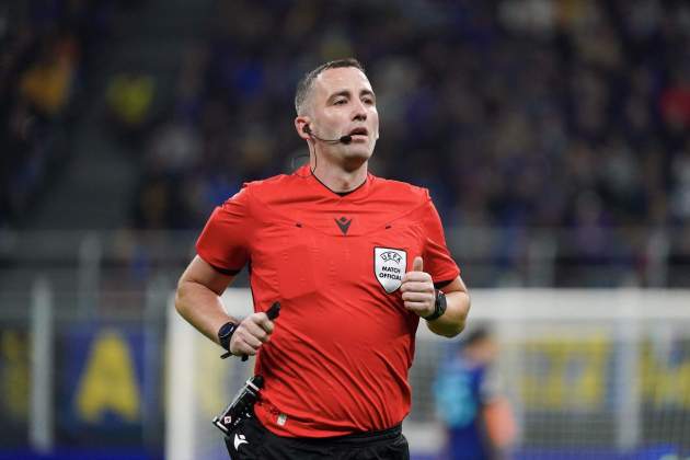 Chris Kavanag arbitrant durant un partit de Champions League / Foto: Europa Press
