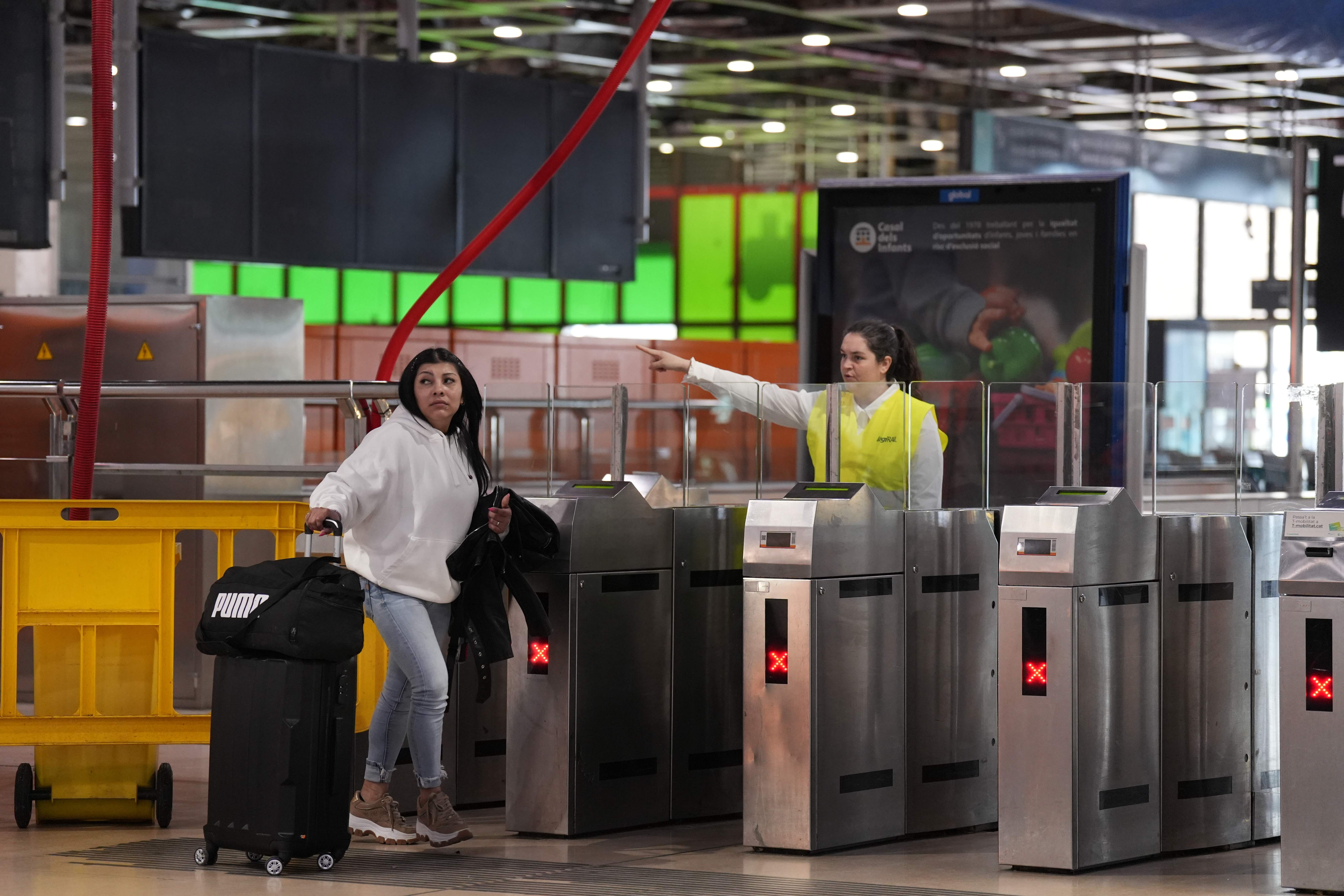 Els maquinistes segresten els trens i Renfe és incapaç de saber quan es restablirà el servei a Catalunya