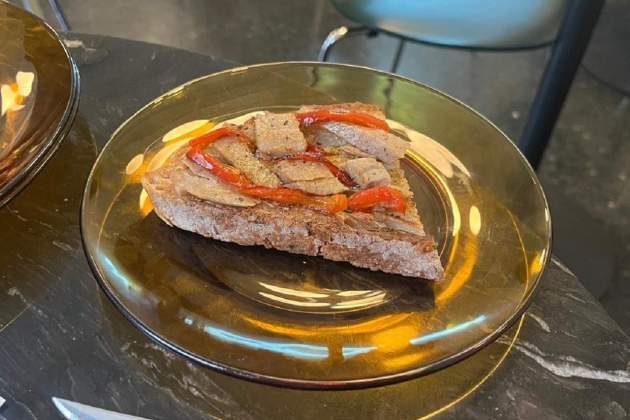Tostada de ventresca de atún con pimiento escalivado de Granja Hidden. / Foto: Emma Porta Tostada de ventresca de atún con pimiento escalivado de Granja Hidden. / Foto: Emma Porta