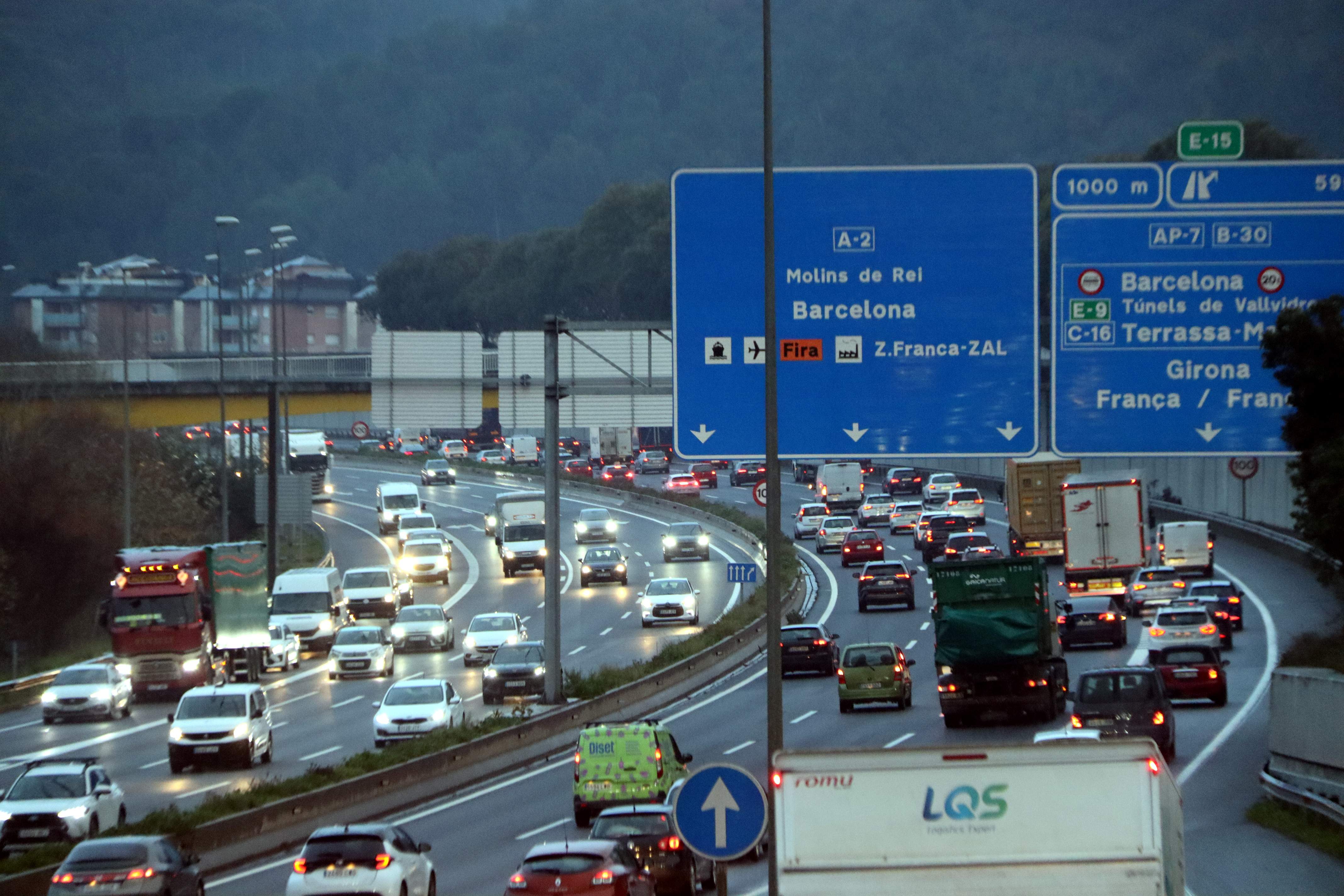 Mañana caótica en las carreteras catalanas por el corte de la AP-7