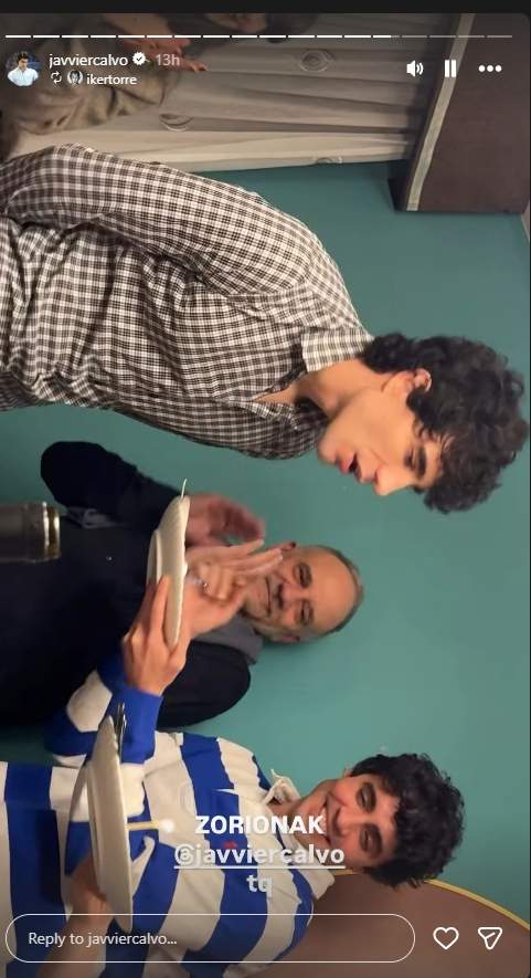 Momento en que Javi Ambrossi le llevaba el pastel, con los padres del actor de fondo   Instagram
