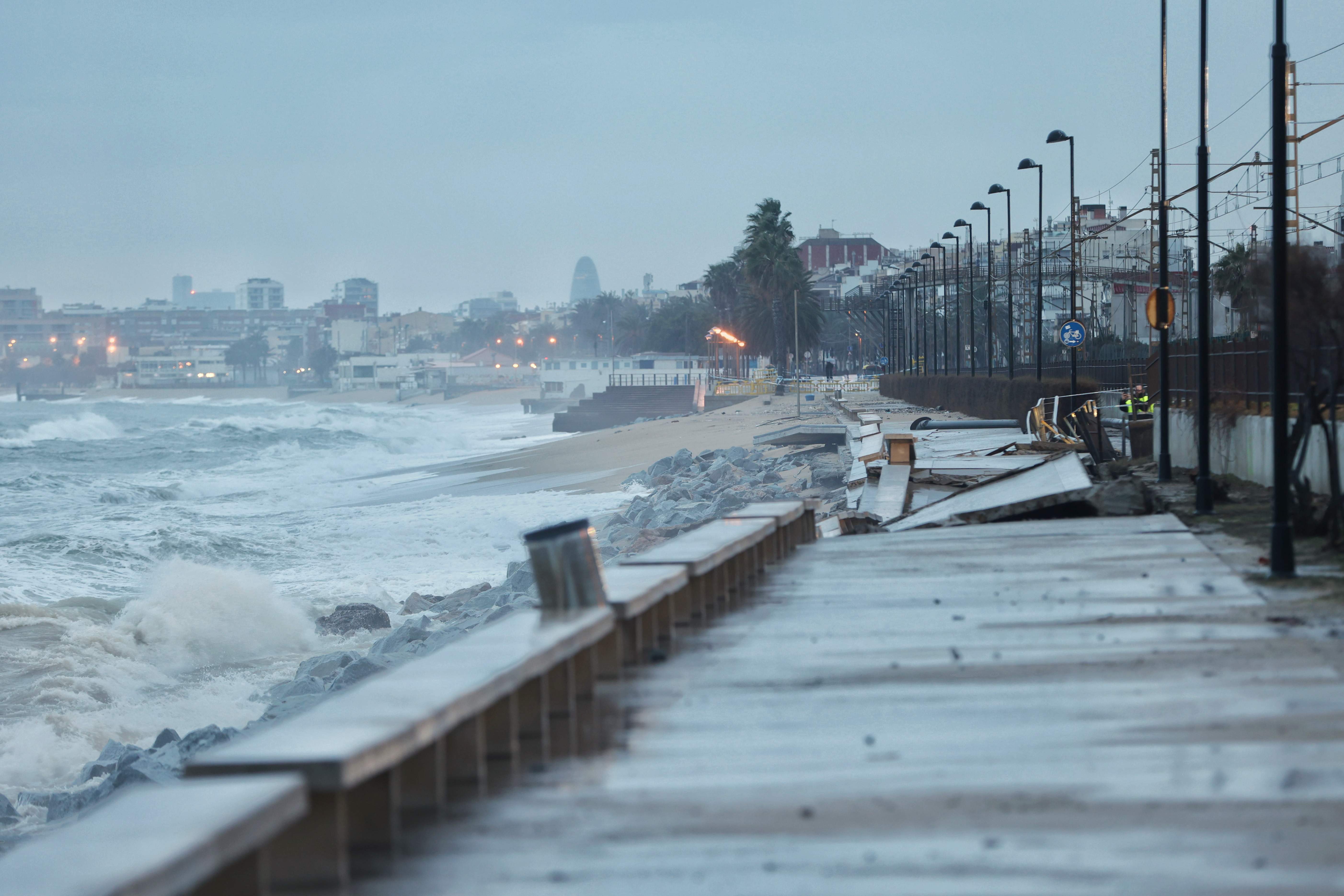 Así han quedado las playas del área de Barcelona por el temporal de levante | FOTOS Y VÍDEO