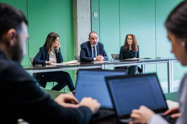 El conseller de Justícia, Ramon Espadaler, amb la degana dels jutjats de Barcelona, Cristina Ferrando, i la secretària per l'Admnistració de Justícia,  Iolanda Aguilar.