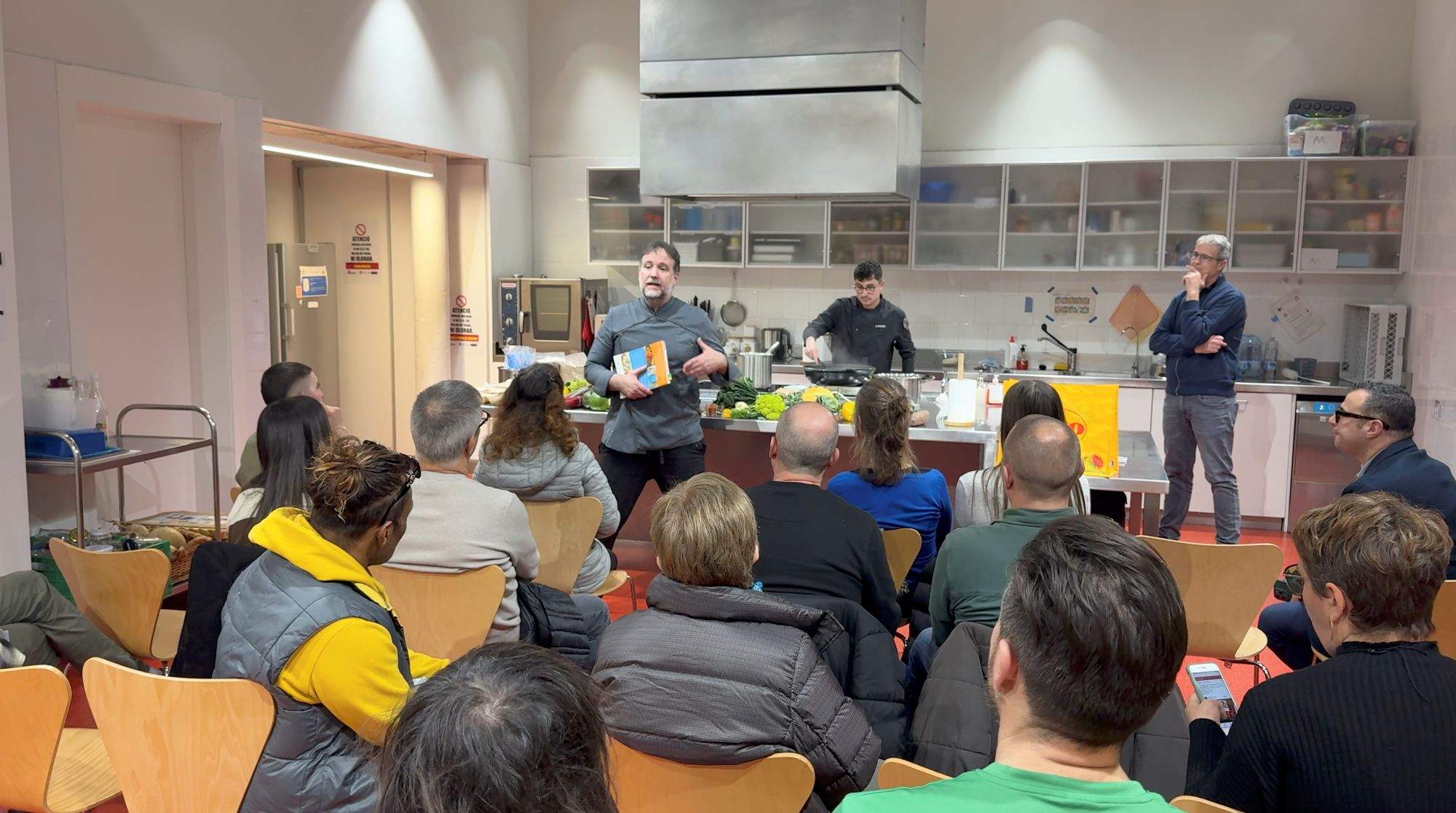 'Cuina amb colors', el nou llibre de cuina imprescindible presentat al Mercat de Sant Antoni