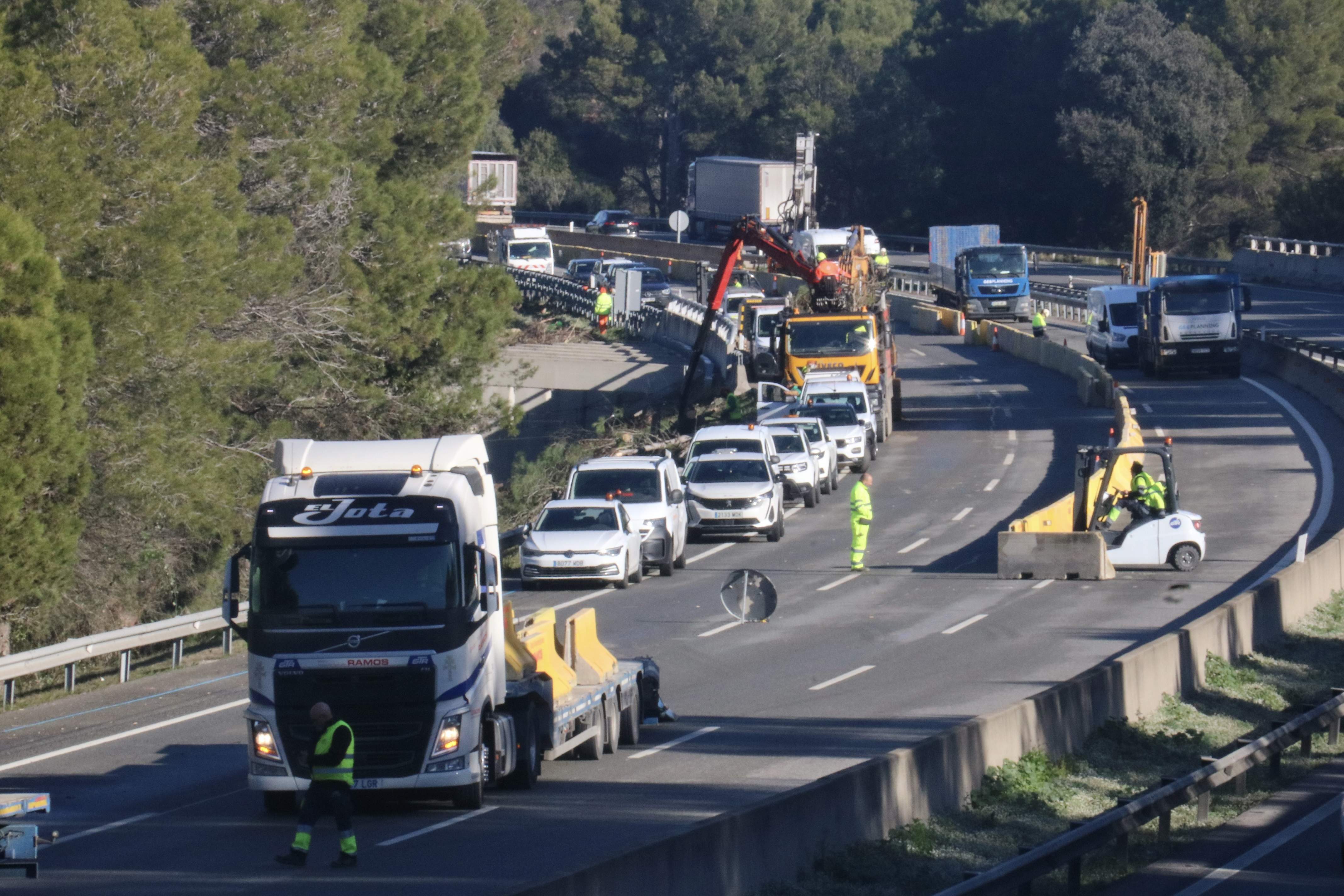 La AP-7, cortada en Martorell, recuperará este sábado un carril en sentido sur