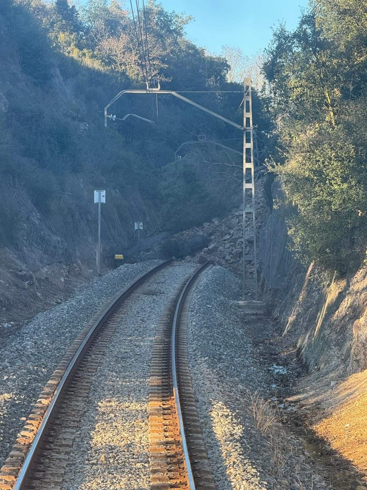 Un desprendimiento de tierras obliga a cortar la línea R1 de Rodalies entre Maçanet-Maçanes y Blanes
