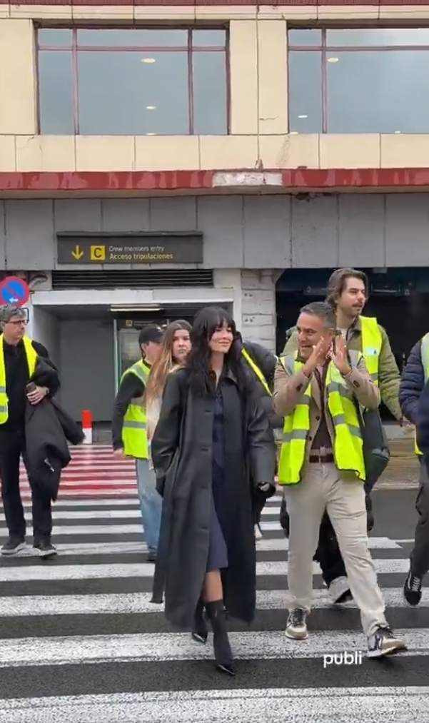 Aitana grabando la promoción con Air Europe acompañada de Núria Carreras   Instagram
