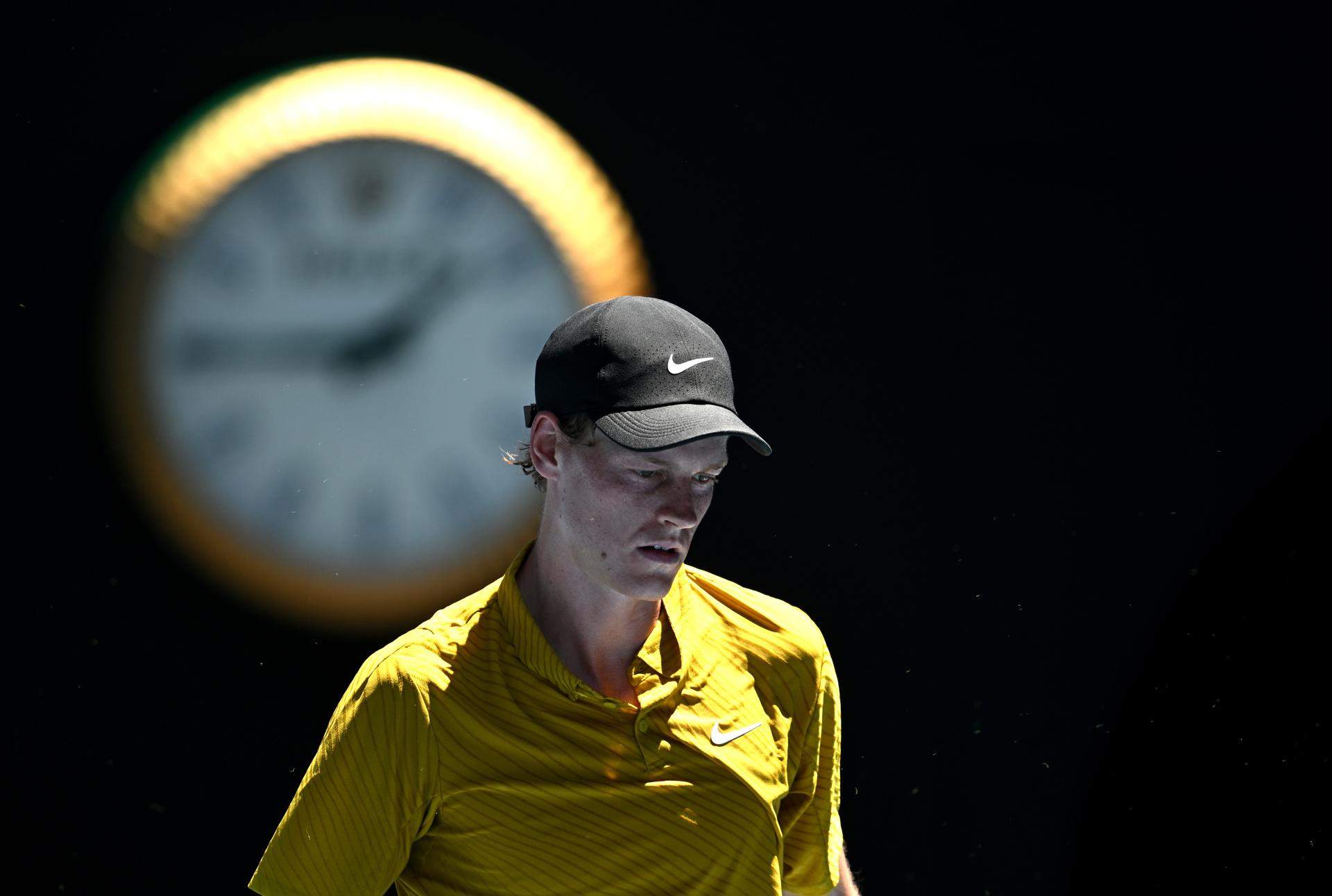 Más vidas que un gato: Sinner sobrevive al calor extremo de Australia con una polémica decisión