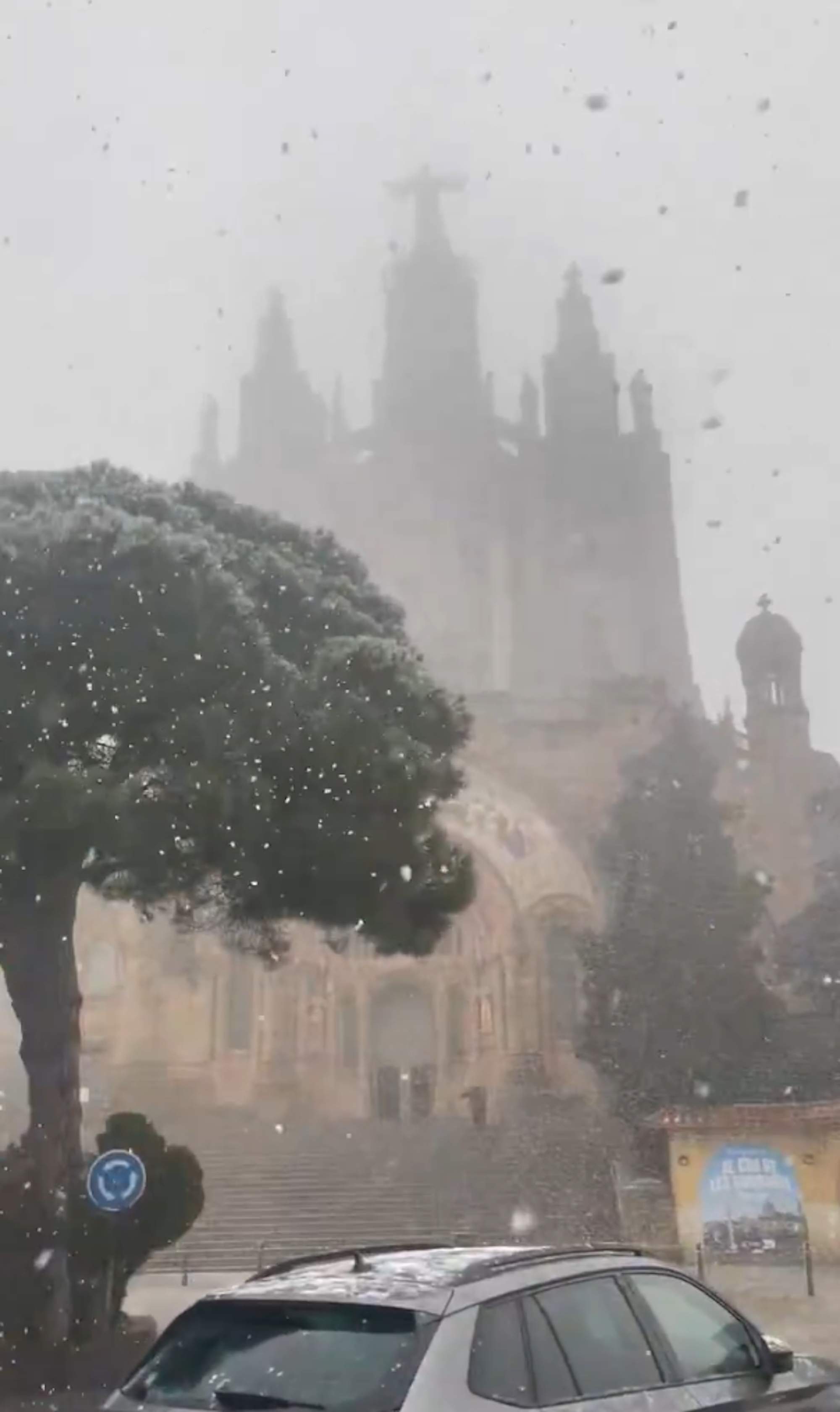 La nieve llega a Barcelona y el Tibidabo se tiñe de blanco