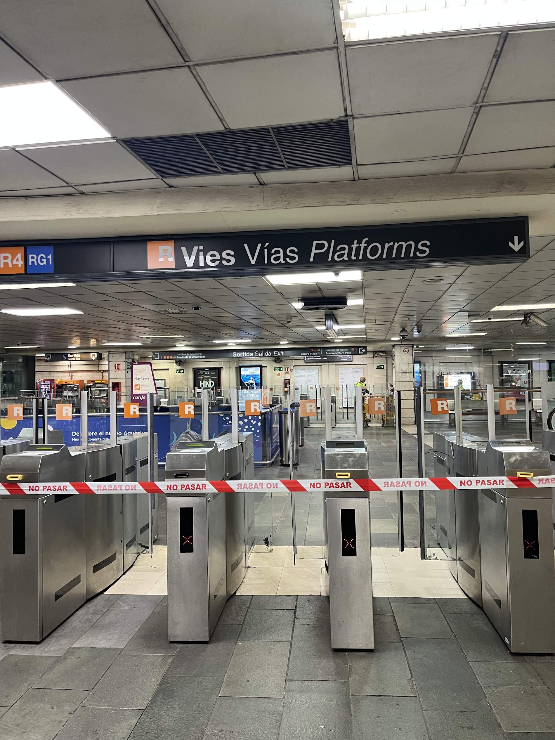 Catalunya, sin trenes: caos, confusión y un nuevo desprendimiento que cuestiona la seguridad de Rodalies