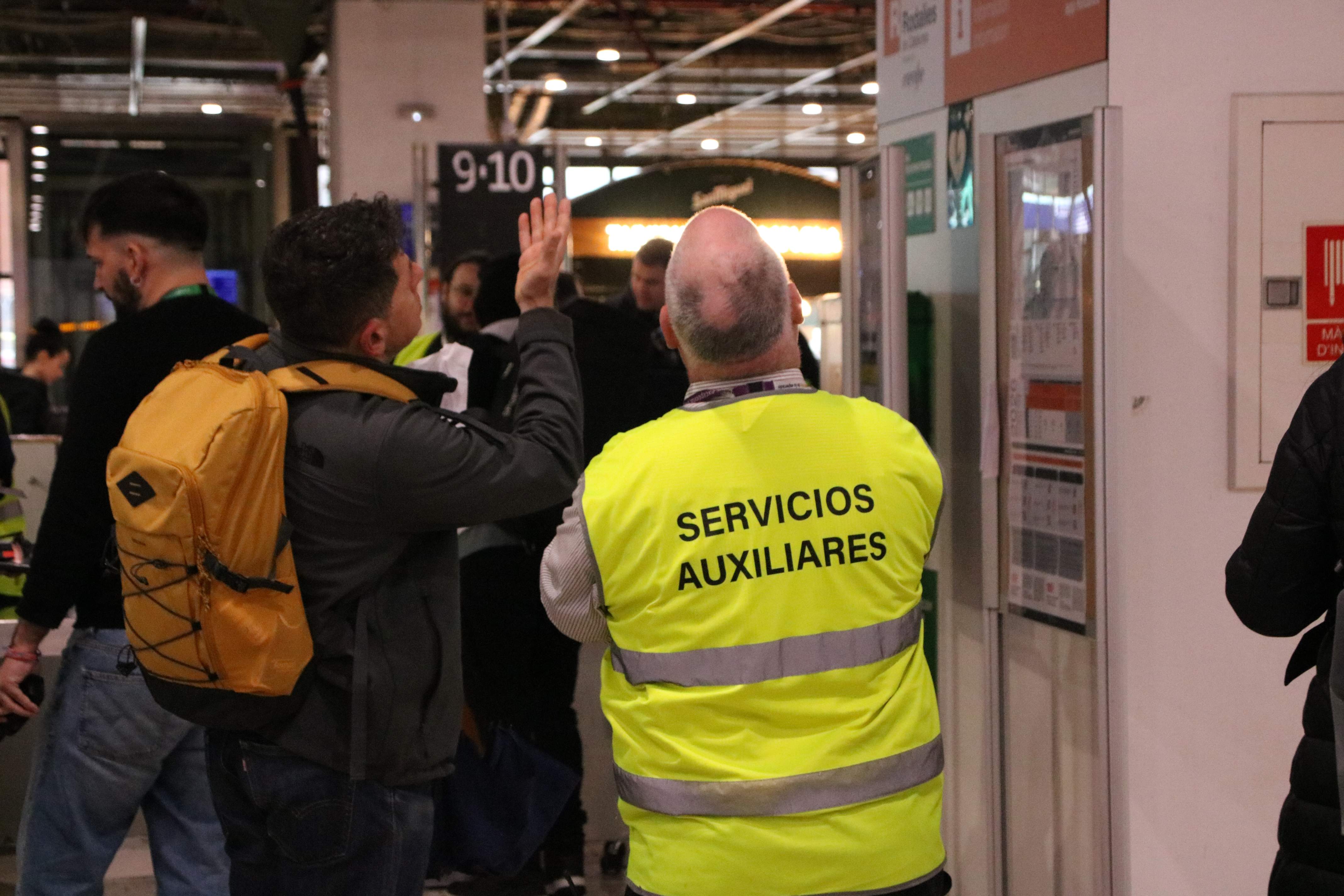 Desesperació entre usuaris de Rodalies per l’enèsima jornada de caos al servei: “M'he quedat tirada”