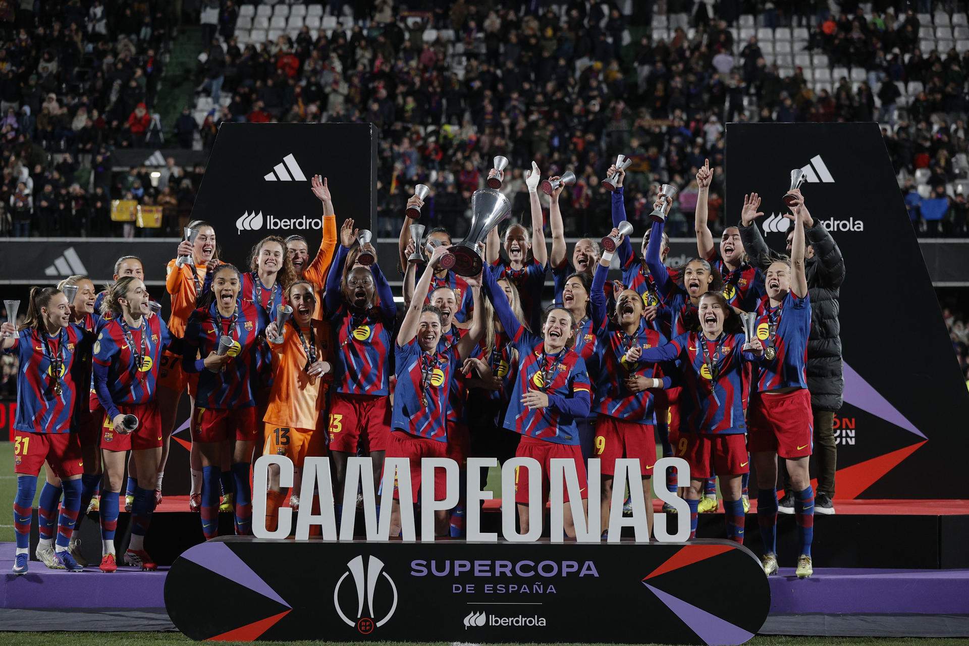 El Barça torna a alliçonar el Reial Madrid i revalida la Supercopa femenina (2-0)