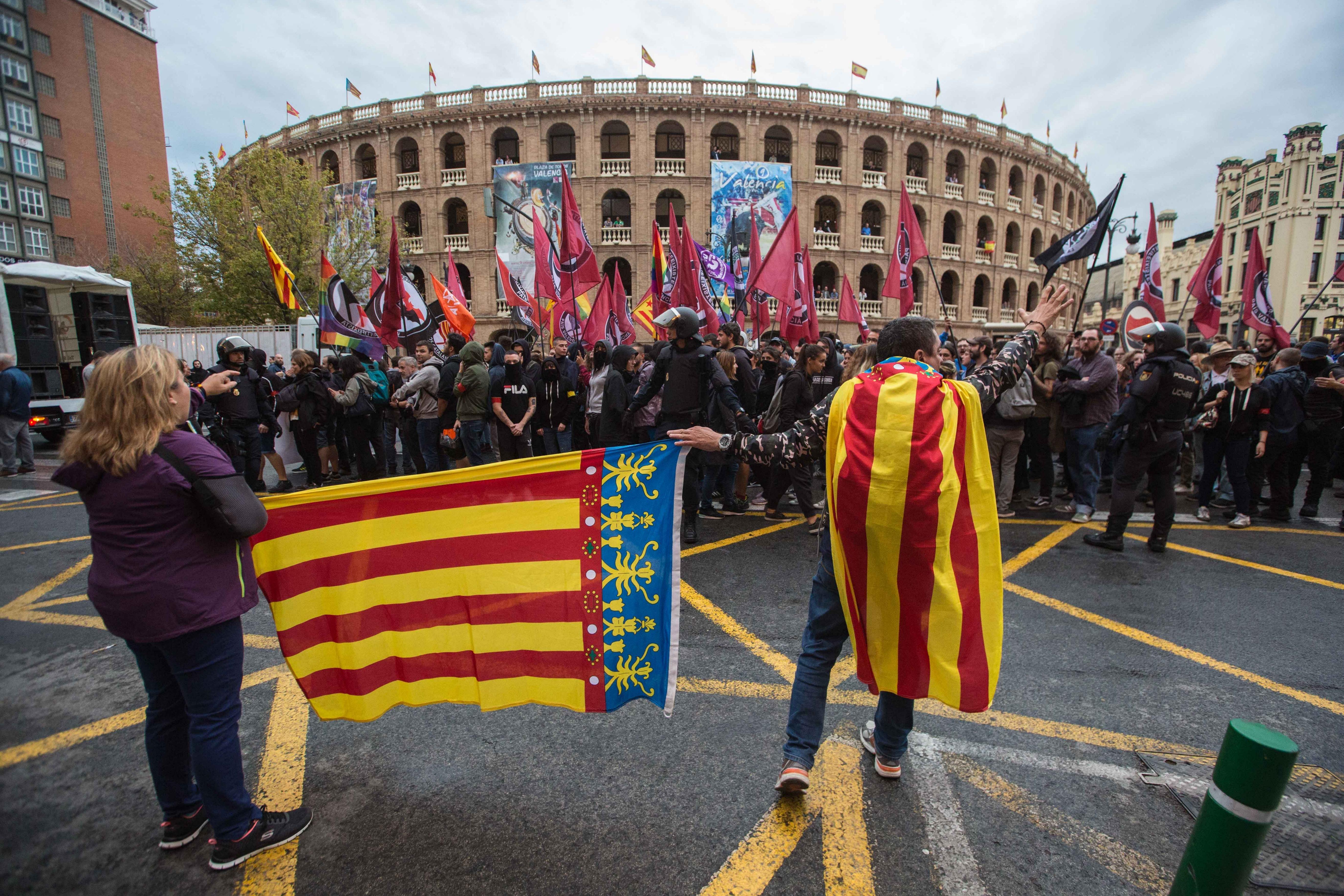 La ultradreta llança gas lacrimogen en la manifestació del 9 d'Octubre a València