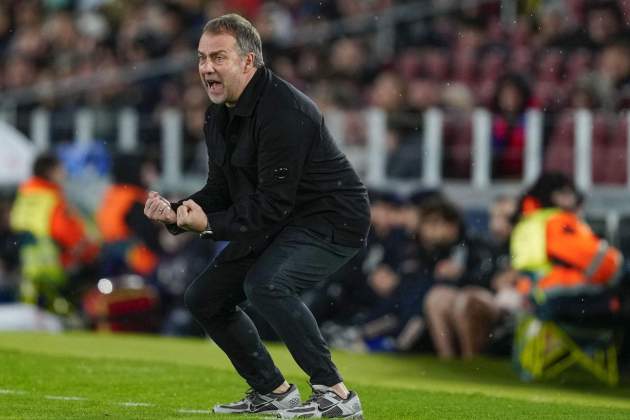 Hansi Flick, desesperat durant un partit del Barça / Foto: EFE