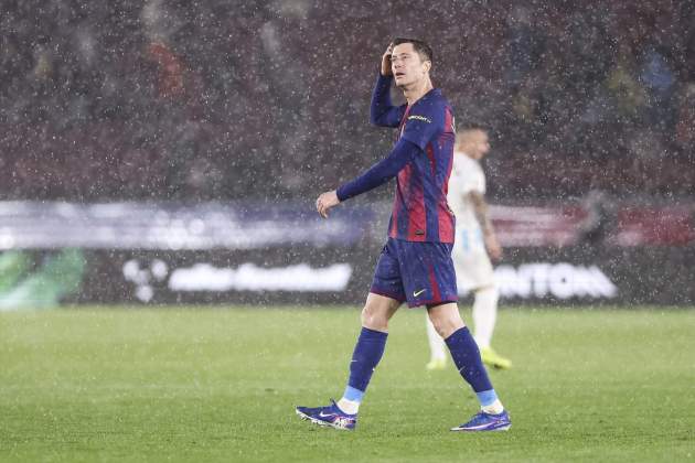 EuropaPress 7243860 robert lewandowski of fc barcelona gestures in heavy rain during the EuropaPress 7243860 robert lewandowski of fc barcelona gestures in heavy rain during the