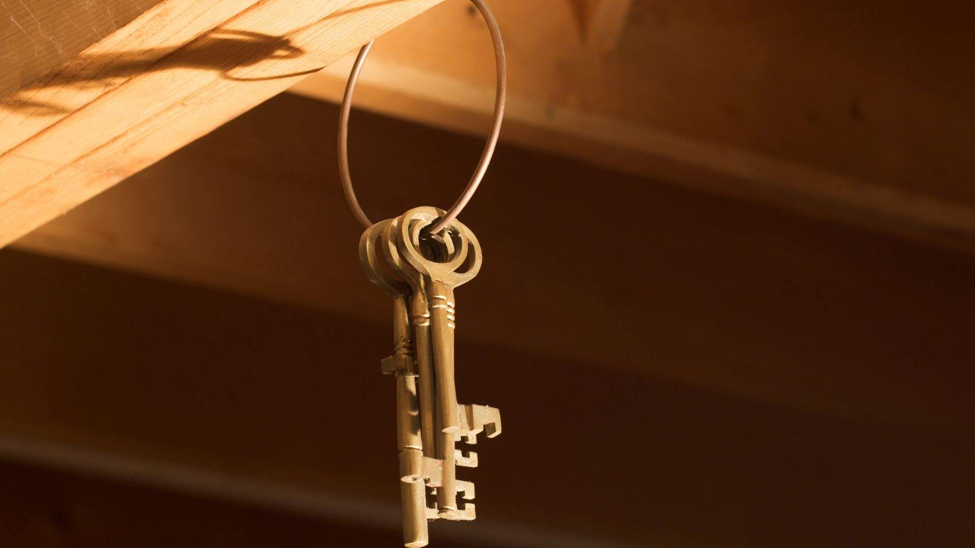 Llaves viejas colgando del balcón: el truco de toda la vida que sigue funcionando