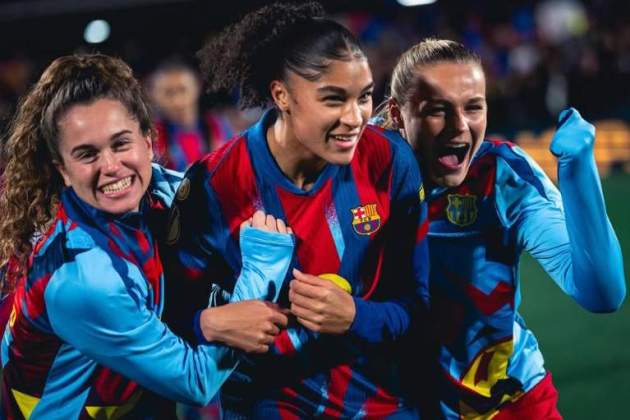 Laia Martret, exultante celebrando la Supercopa del Barça con las compañeras IG