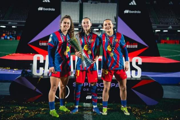 Laia Martret, exultante celebrando la Supercopa del Barça con las compañeras IG2