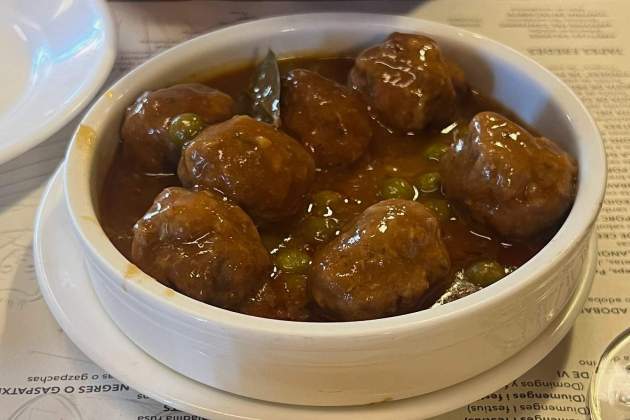 Mandonguilles amb pèsols   Bar Bodega Can Ros   Rosa Molinero Trias