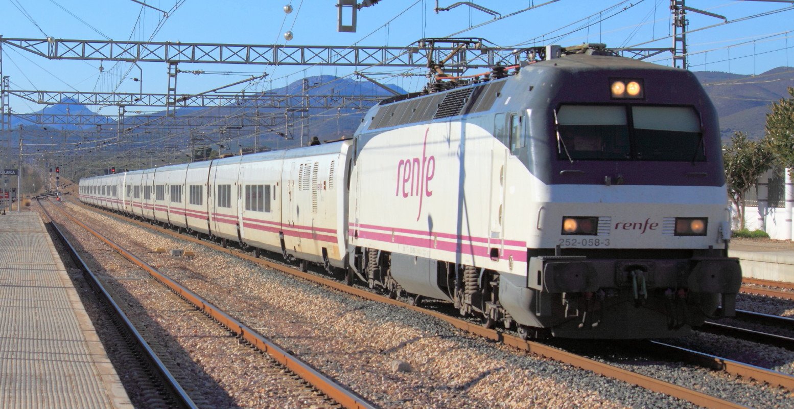 Un tren Talgo queda aturat a Salou per inundacions a la via