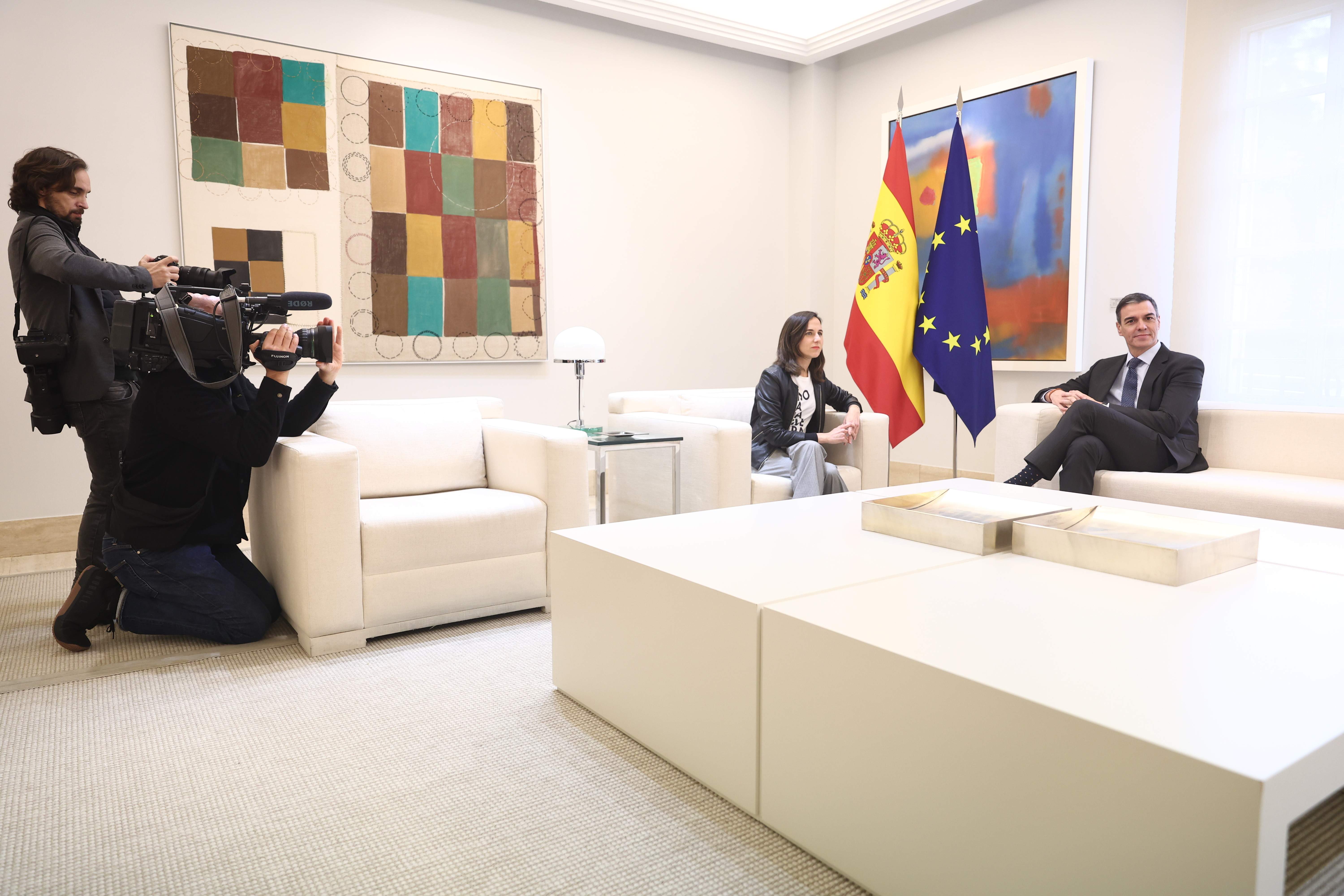 Sánchez complace a Podemos y aprobará la regularización de medio millón de inmigrantes