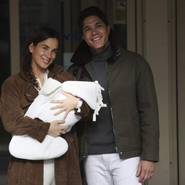 María Pombo y Pablo Castellano al salir del hospital después de haber tenido a su tercera hija / Gtres María Pombo y Pablo Castellano al salir del hospital después de haber tenido a su tercera hija / Gtres