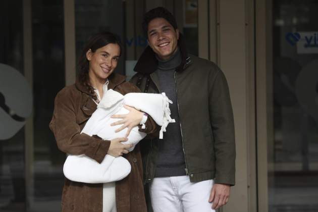 María Pombo y Pablo Castellano al salir del hospital después de haber tenido a su tercera hija / Gtres