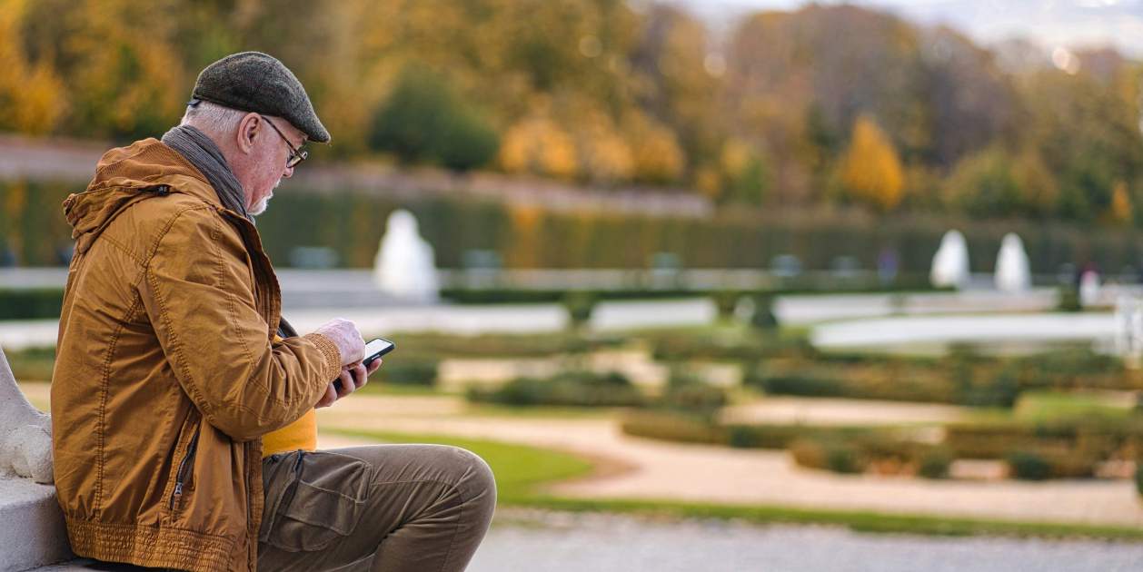 Un jubilado en un parque. Foto Anthony Fomin Unsplash