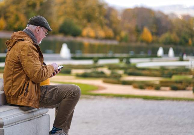 Un jubilat en un parc. Foto Anthony Fomin Unsplash