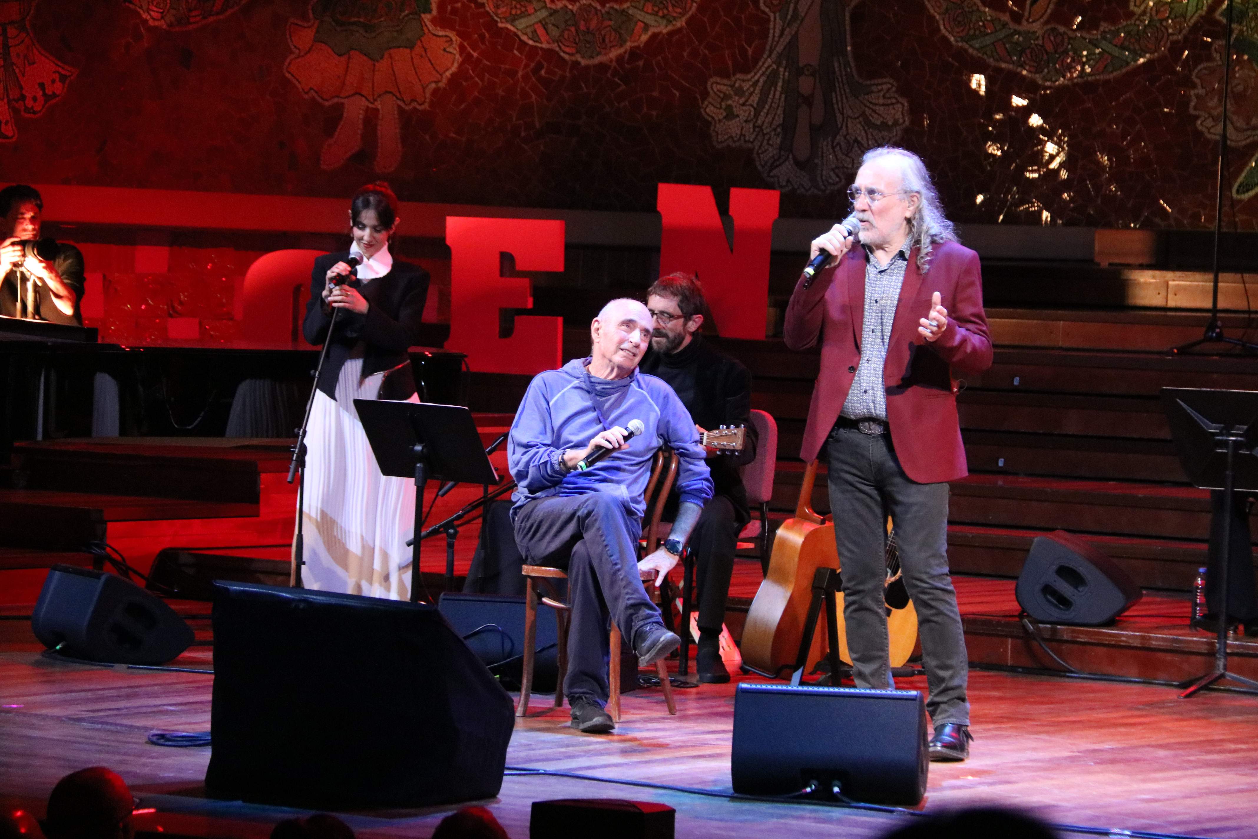 ‘L’estaca’ corona l'homenatge a Lluís Llach al Palau de la Música a 50 anys dels seus concerts de la Transició