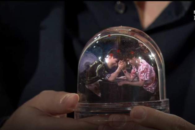 El regalo de Javi Ambrossi a David Broncano en La revuelta / RTVE Play