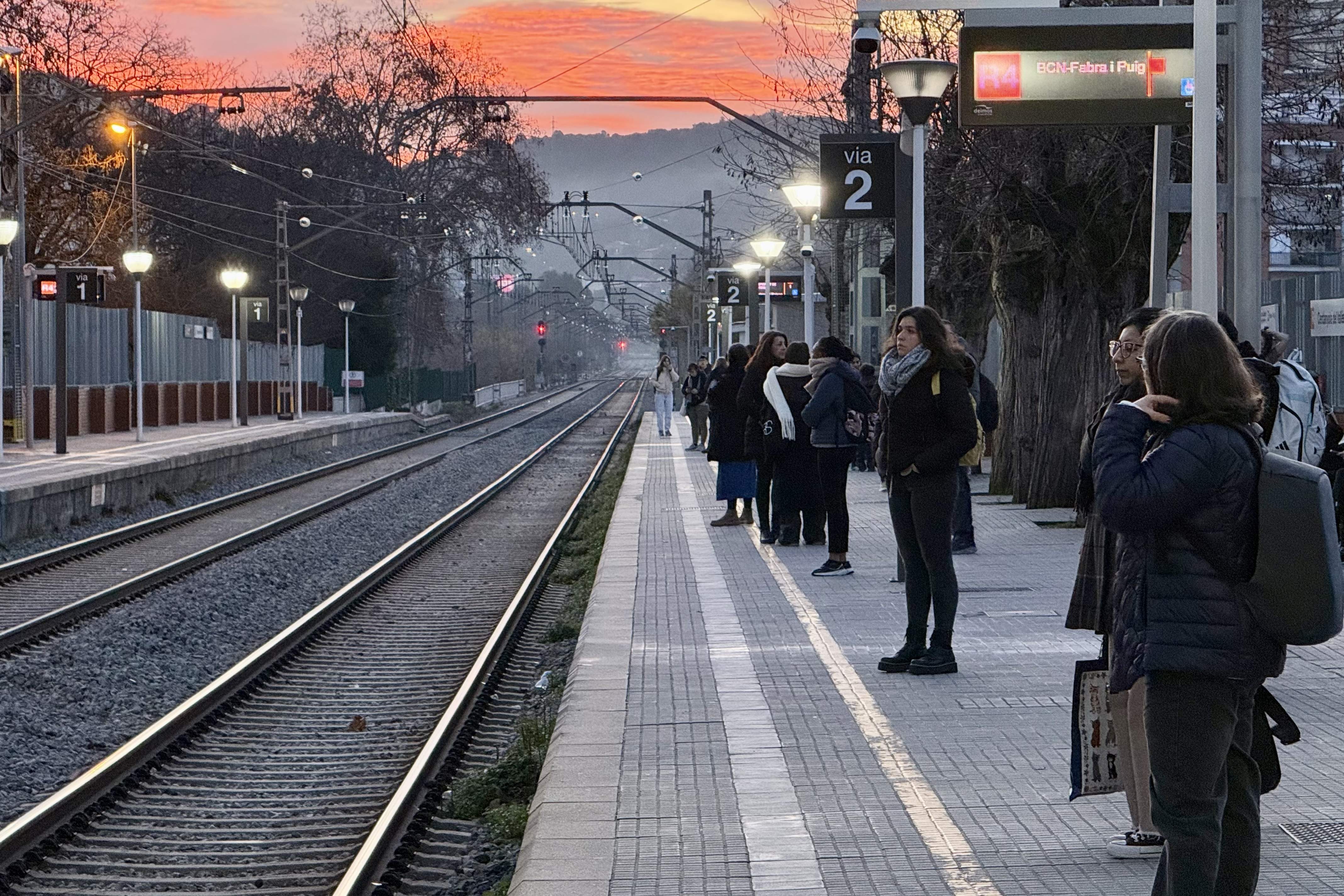 Matí de caos a Rodalies: dues incidències aturen el servei i es generalitzen els retards