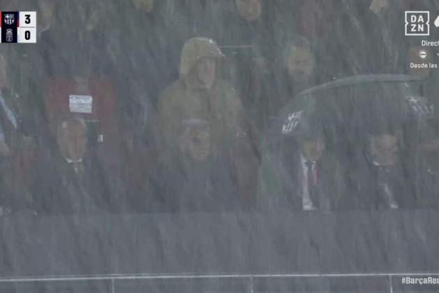 Laporta, xop durant el diluvi amb pedra durant el Barça Oviedo DAZN Laporta, xop durant el diluvi amb pedra durant el Barça Oviedo DAZN