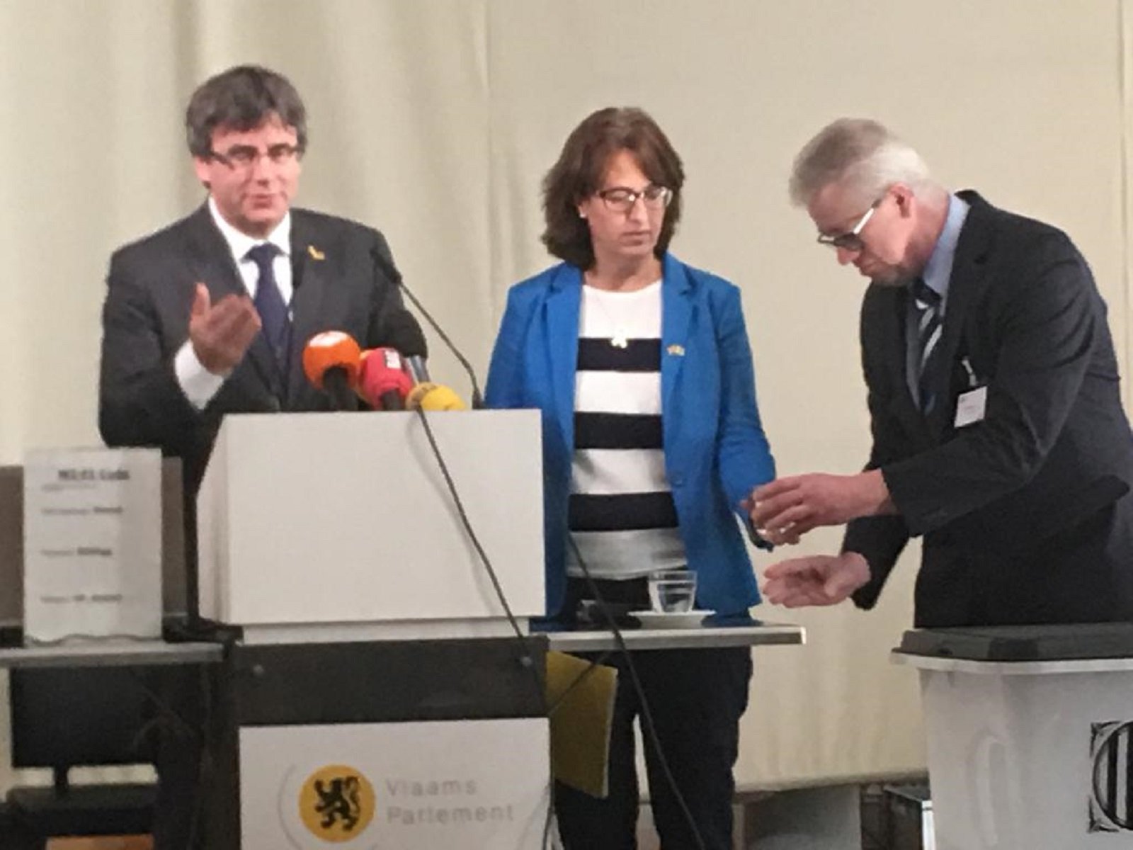 Puigdemont inaugura una exposició al Parlament flamenc