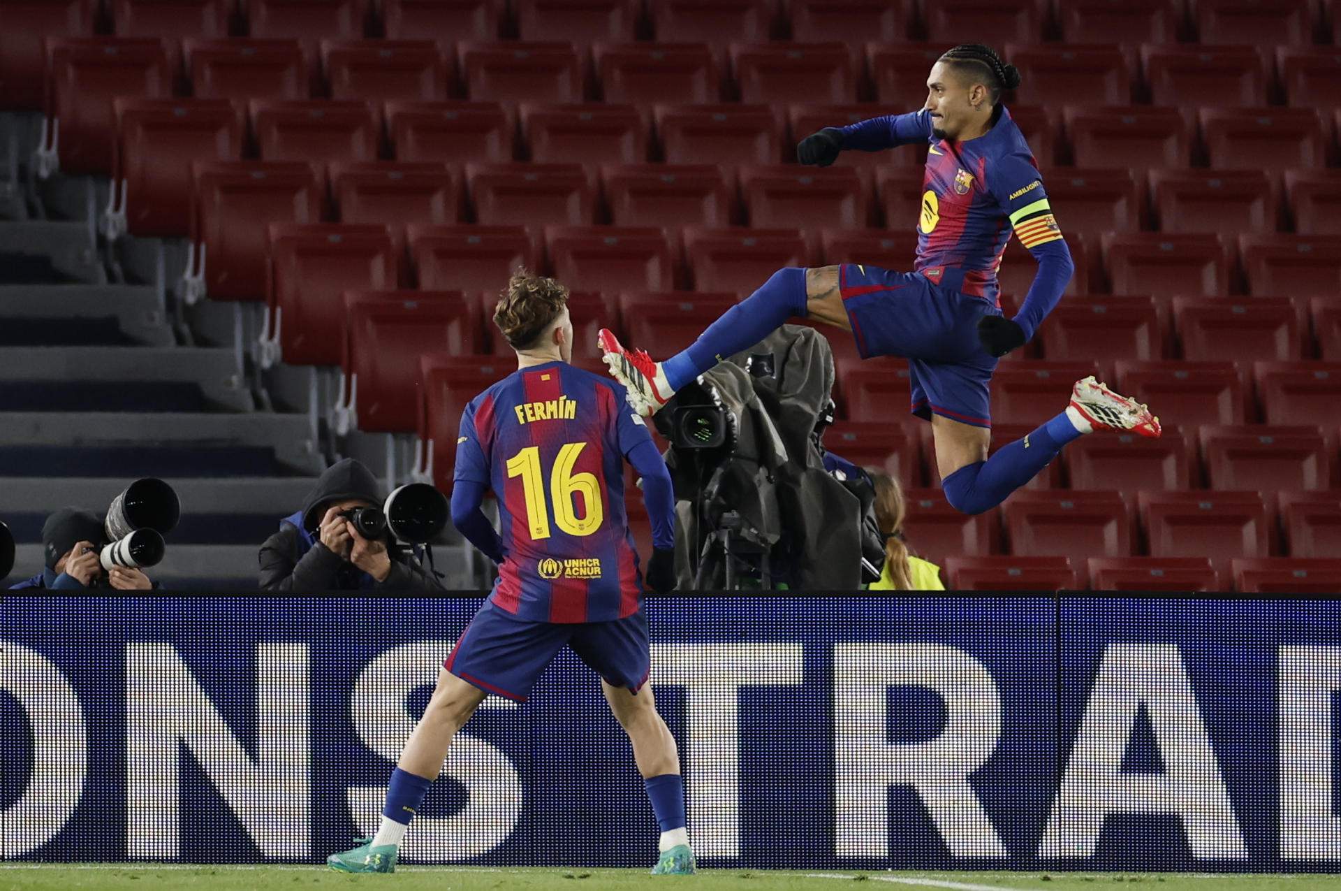 El Barça remunta contra el Copenhaguen (4-1) i es classifica per als vuitens de la Champions