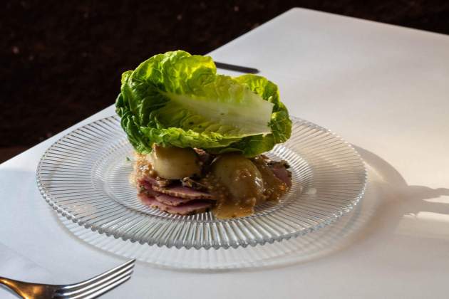 La paletilla de cerdo, hierbas y vinagreta de mostaza del Franca. / Foto: Marta Garreta