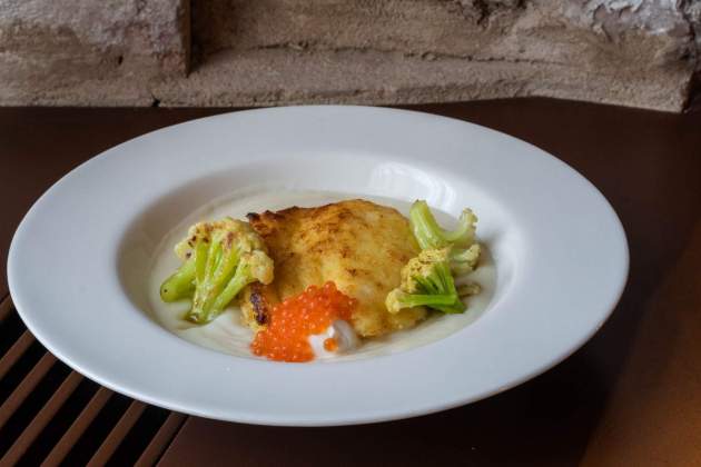 La brandada de bacallà amb crema de coliflor, ous de truita i crema fresca del Franca. / Foto: Marta Garreta