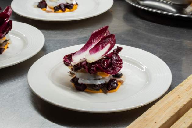 El xató envermellit, amb bacallà esqueixat, xicoira, endívies i salsa romesco del Franca. / Foto: Marta Garreta