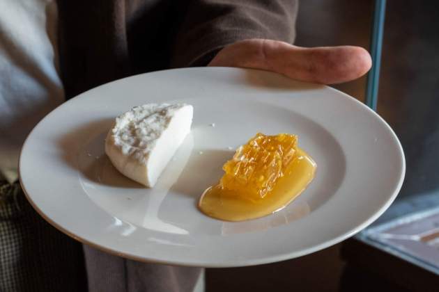 El postre de mató y panal de miel de romero del Franca. / Foto: Marta Garreta