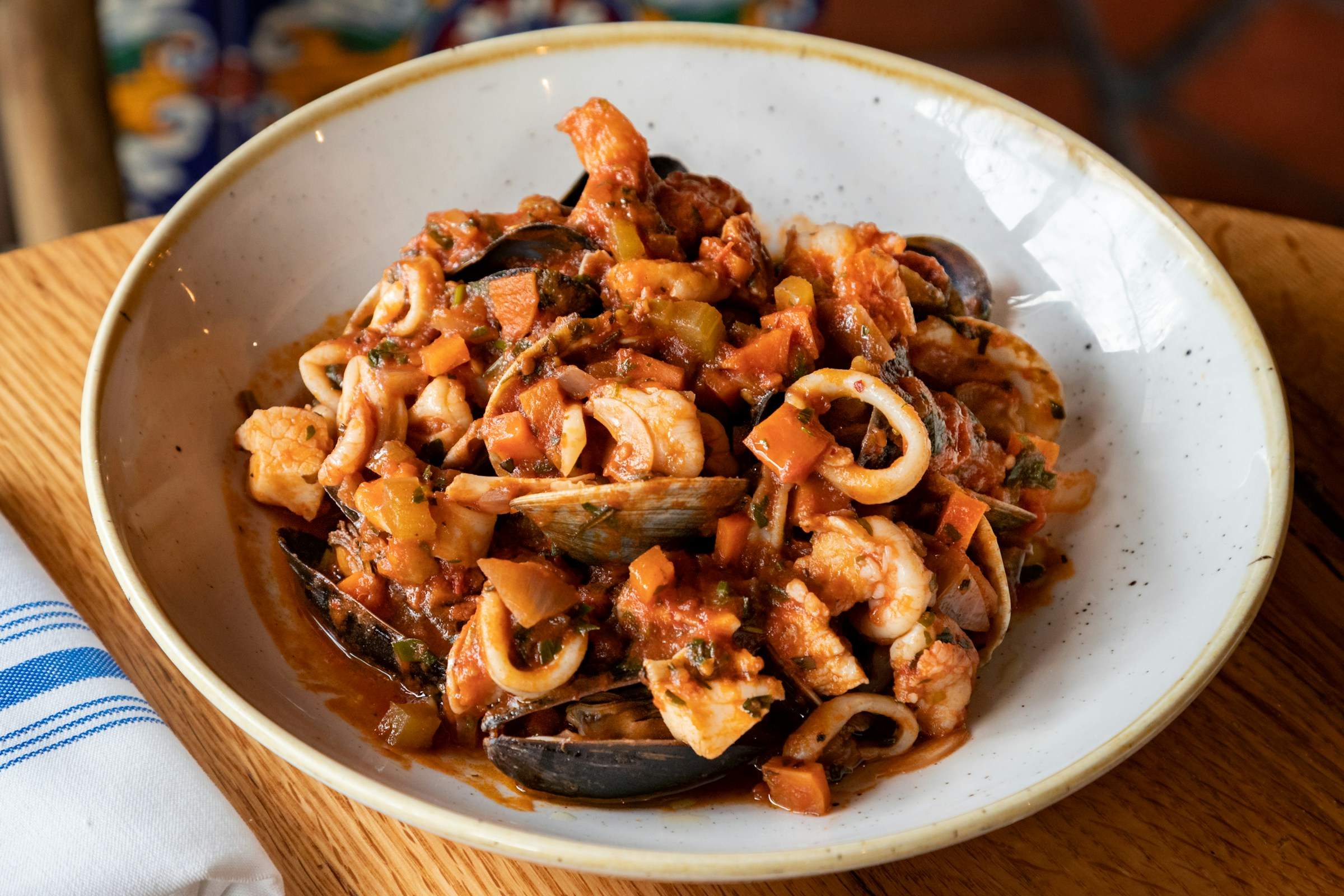 El viral chef Rafa nos sorprende con un plato de calamares guisados: “Un plato para mojar mucho pan”